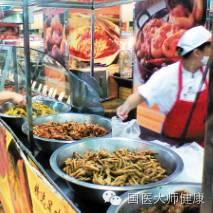 太可怕了!如果看到這樣的「雞蛋」,千萬別買!!滿滿都是細菌啊…