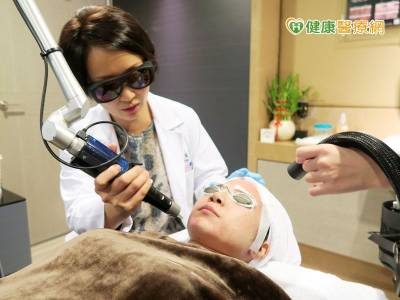 她為何肌膚瞬間「白拋拋」? 因為有魔鏡的秘密...