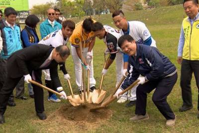 中職開季宣告 4隊球星齊種樹訴求「環保」