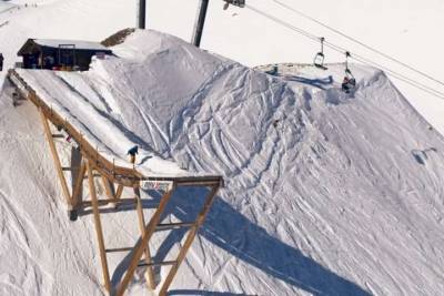 新極限運動!山崖外搭建跳台 滑雪結合高空彈跳