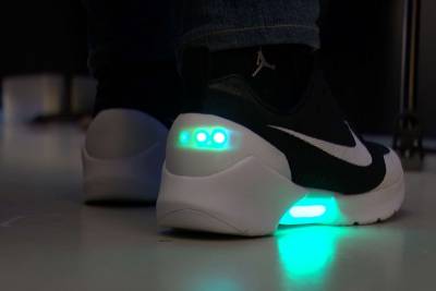 科幻電影都是真的!自動綁鞋帶球鞋問世