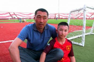 無雙腿仍愛足球 男孩與馬拉度納踢球圓夢