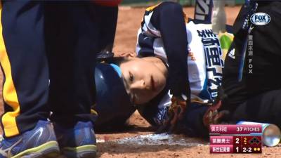 壘球員擦棒打中自己臉 倒地抽搐送醫縫3針