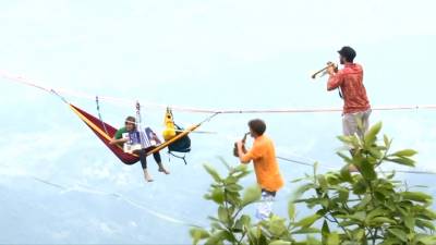 法國樂團高空音樂會 邊走繩邊演奏