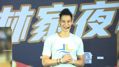 林書豪現身西門町 大雨中感謝球迷熱情