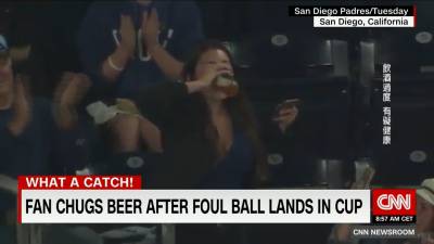 最佳「神捕」!球迷啤酒杯接球當場乾杯