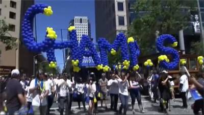 勇士奪冠大遊行!球員與球迷同樂玩瘋了