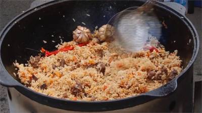 世足奢華伴手禮!9700顆水晶打造「水晶足球」