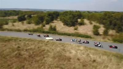英國舉行人力自行車賽!「躺」著騎就能追上摩托車