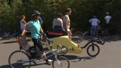 英國舉行人力自行車賽!「躺」著騎就能追上摩托車