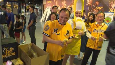 林聰賢職棒開球 現場發送香蕉給球迷