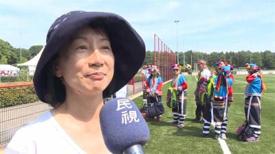 全球最大健走完賽 台灣隊身穿原民服飾抵達終點