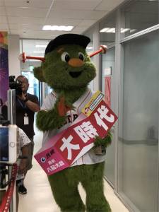 最鬧MLB吉祥物訪民視!王曈 郭亞棠搶合照
