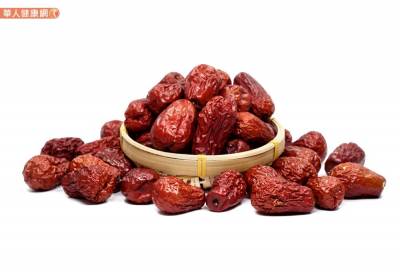 吃紅棗能「養顏美容 解便祕...」!紅棗與黑棗怎麼吃?補氣血,紅棗加當歸這1味效果翻倍