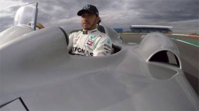 母公司投入賽車125年 F1名將體驗復古賽車