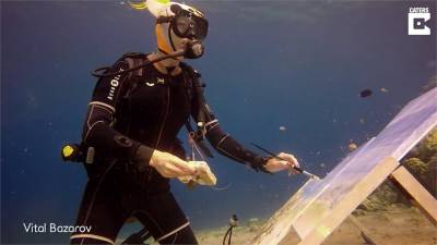 全球首位海底畫家 潛水畫作來台展出