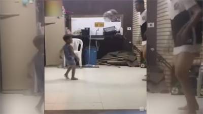 高手在民間!車廂霹靂舞 小男童超齡足球技