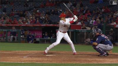 MLB/新人王兩樣情 天使大谷挨球吻 勇士阿庫尼亞雙響砲