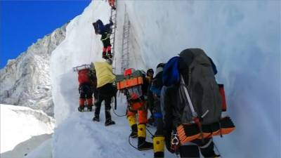 聖母峰攻頂路線大塞車 踏屍體登山猶如「屠殺」