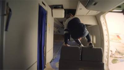 14歲英國跑酷少女 廢飛機陣展神技