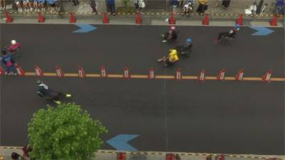日本辦公椅競速趣味賽 助商圈起死回生