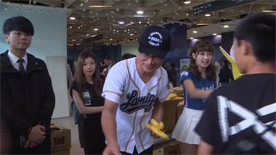 陳吉仲棒球場開球 送香蕉推廣台灣夏季水果