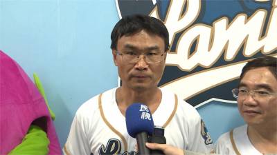 陳吉仲棒球場開球 送香蕉推廣台灣夏季水果