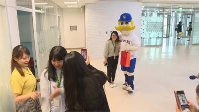 釀酒人吉祥物訪民視 新八點檔明星變球迷