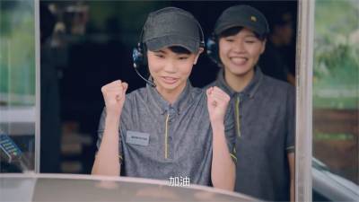 戴資穎客串麥當勞一日店員 遇「熟客」頻笑場