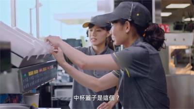 戴資穎客串麥當勞一日店員 遇「熟客」頻笑場