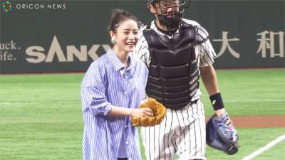 女神石原聰美開球!模仿岡島秀樹招牌動作