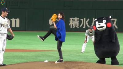 女神石原聰美開球!模仿岡島秀樹招牌動作