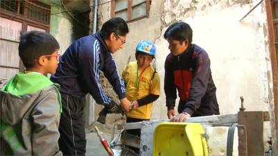 玻利維亞傳統賽事 親子上街比人力卡丁車