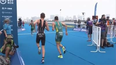 前兩名手牽手過終點 英國鐵人三項女將遭判失格