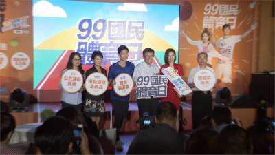 挑戰「公事包」打「茶葉蛋」!周天成笑:打球比較簡單