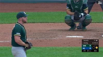 MLB/野手接飛球跌進休息區 運動家靠關鍵判決擊敗皇家