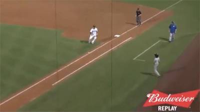 MLB/紅雀「打」出超大曲球 界外球神奇變安打