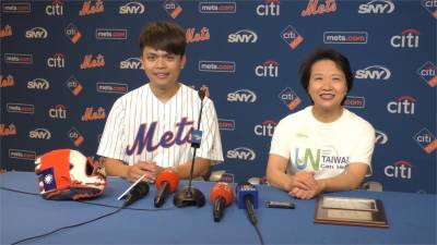 MLB/蔡阿嘎台灣日精彩開球 蔡總統穿大都會球衣驚喜「現身」