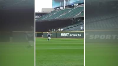 MLB/背後接球神守備!鈴木一朗獲頒水手隊成就獎