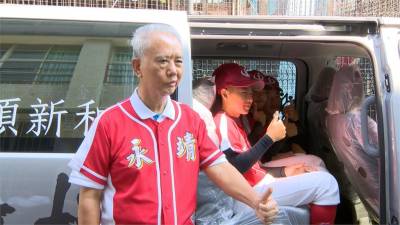 棒球隊國道拋錨 頂新捐贈全新交通車