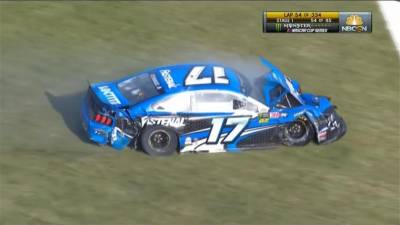 美國NASCAR又車禍 兩車自撞護欄再相撞