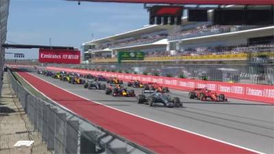 美國NASCAR又車禍 兩車自撞護欄再相撞