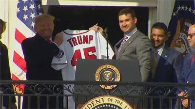 MLB/國民隊訪白宮 鈴木清戴川普競選帽被熊抱