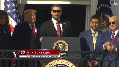 MLB/國民隊訪白宮 鈴木清戴川普競選帽被熊抱