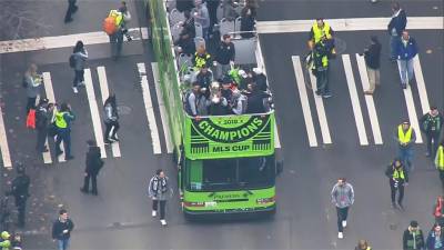 西雅圖海灣人隊奪冠大遊行!數千人上街慶祝