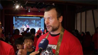 腕力公開賽登場 世界冠軍一秒KO挑戰者