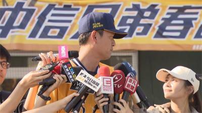 中職/中信開訓 王建民穿黃衫恰恰穿Polo衫