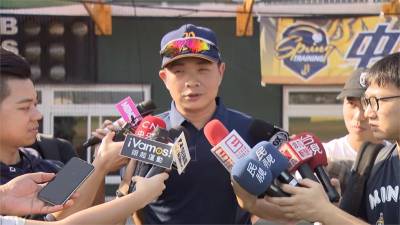 中職/中信開訓 王建民穿黃衫恰恰穿Polo衫