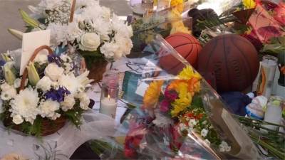棒球教練與Kobe同機罹難...球隊開幕戰球迷到場致意