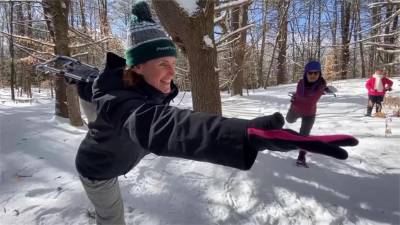 做瑜珈前先爬山!美國雪地瑜珈樹林裡感受身心靈